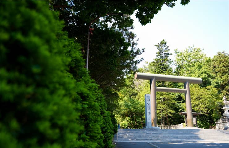 魅力、その二 神社という神秘的な空間での挙式。